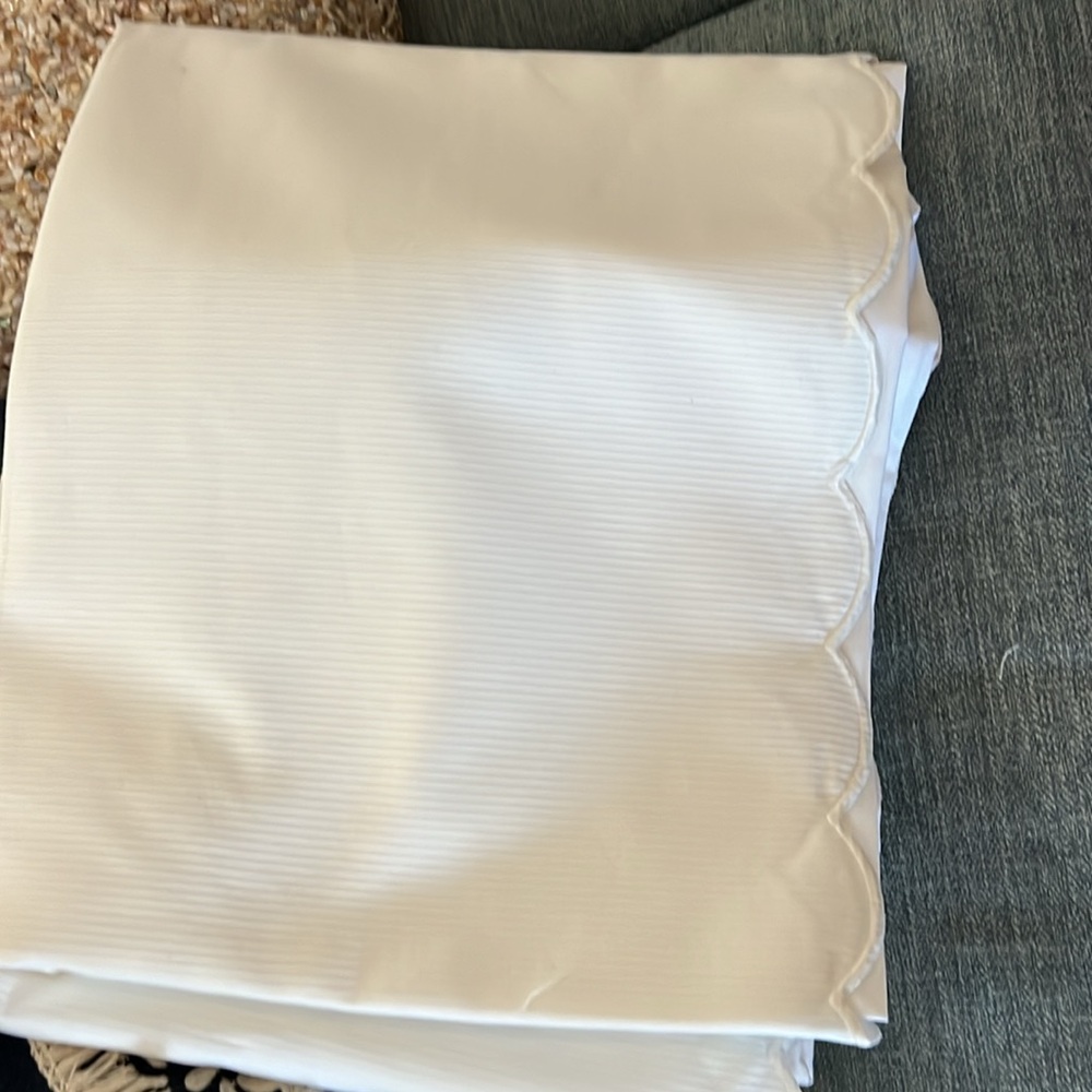 White scalloped edge twin bed skirt New in package. Ralph Lauren